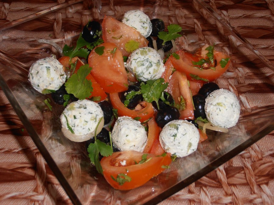 Салат с брынзой и авокадо