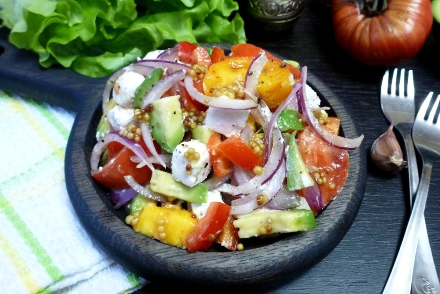 Салат с брынзой и помидорами греческий