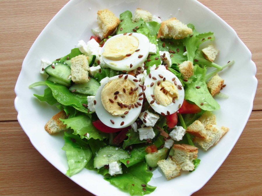 Салат с редисом, помидорами и фетой