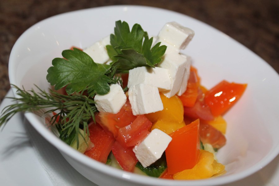 Салат из овощей и брынзы