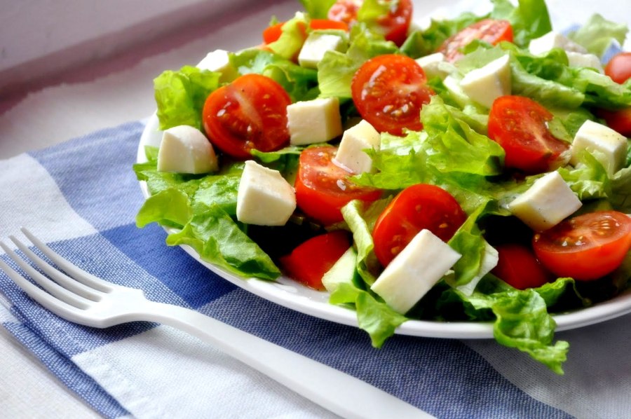 Салат овощной с моцареллой помидорами