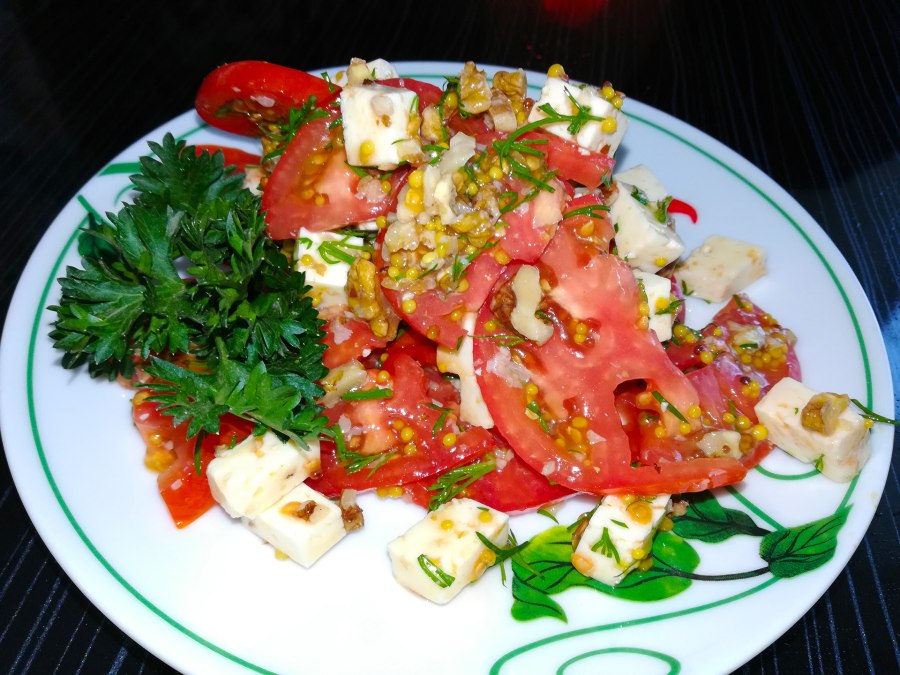 Салат с моцареллой и Пармой