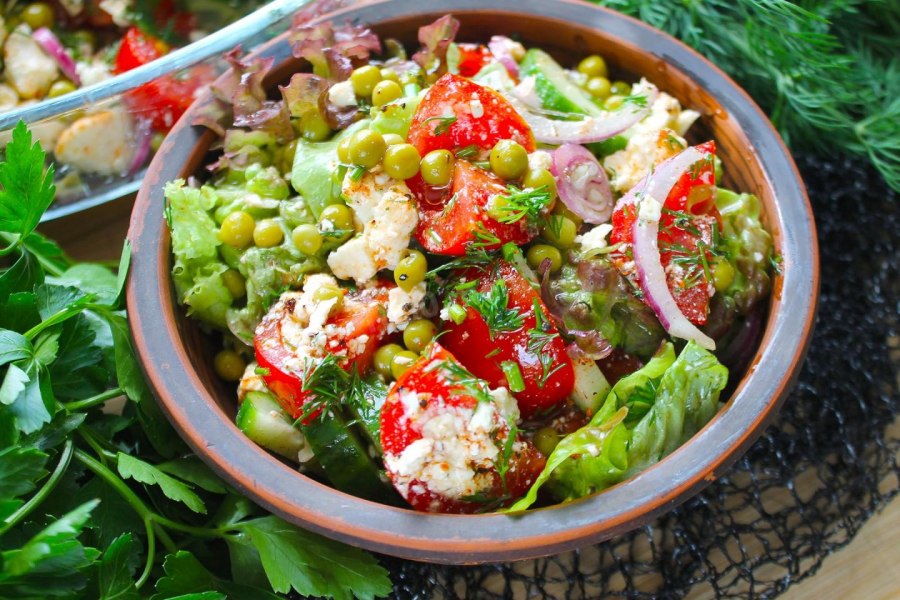 Салат с брынзой и авокадо