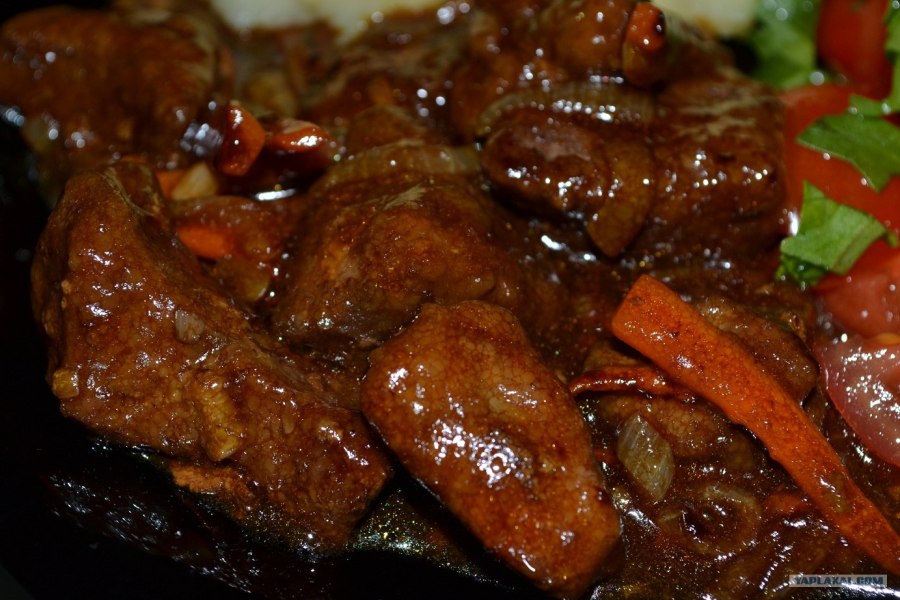 Говяжья печень тушеная с овощами