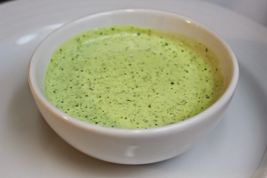 Зеленый йогуртовый соус