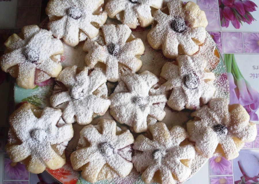 Печенье с ананасом из слоеного теста