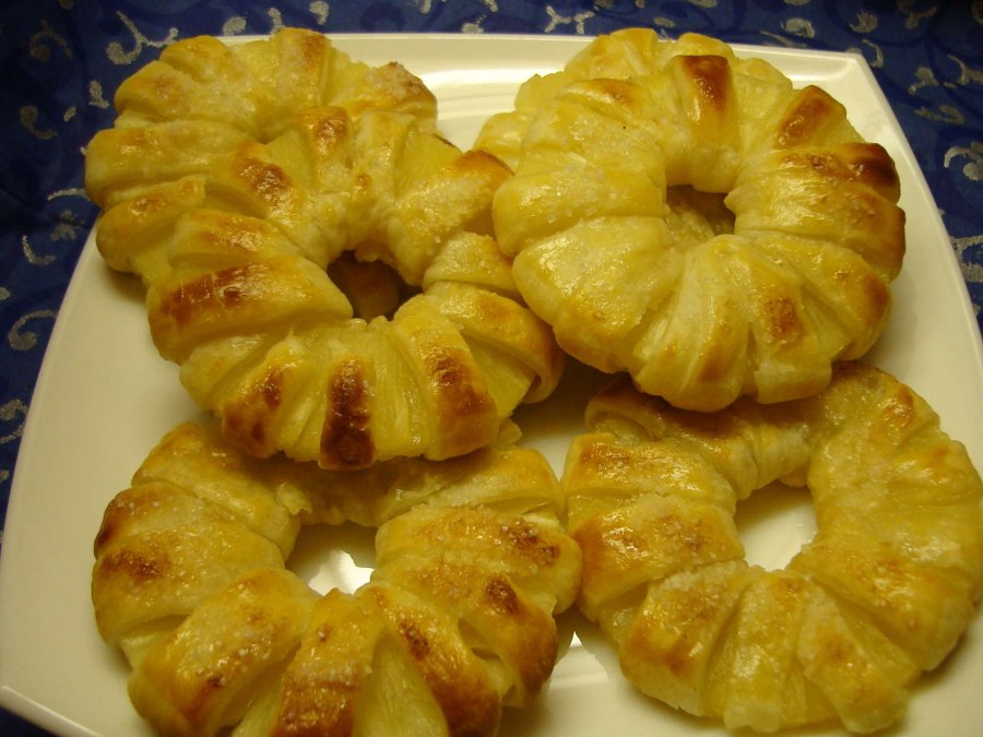Слойки с ананасами из слоеного теста