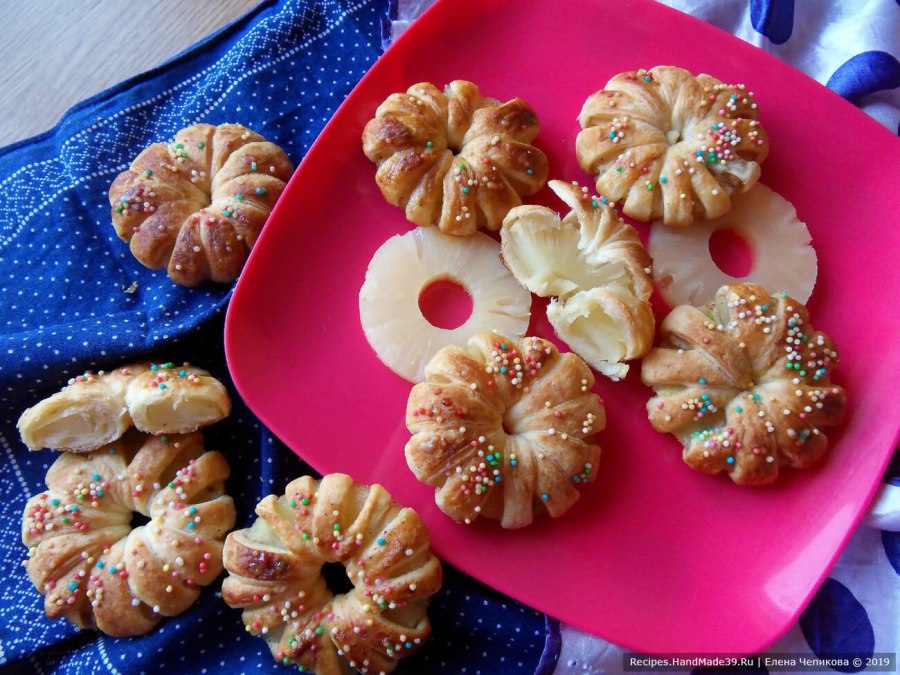 Печенье с ананасами из песочного теста