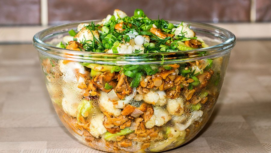 Салат с изюмом