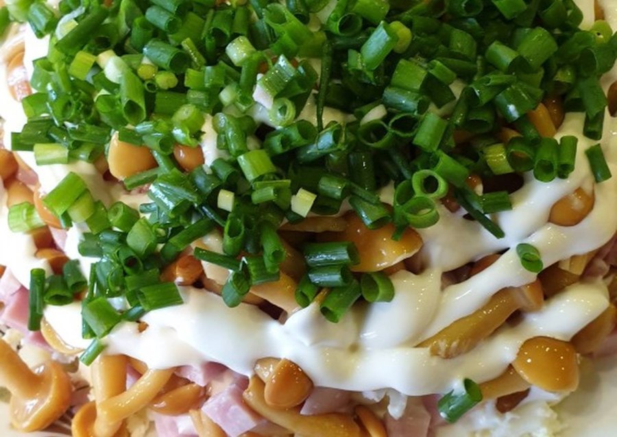 Салат с опятами и ветчиной