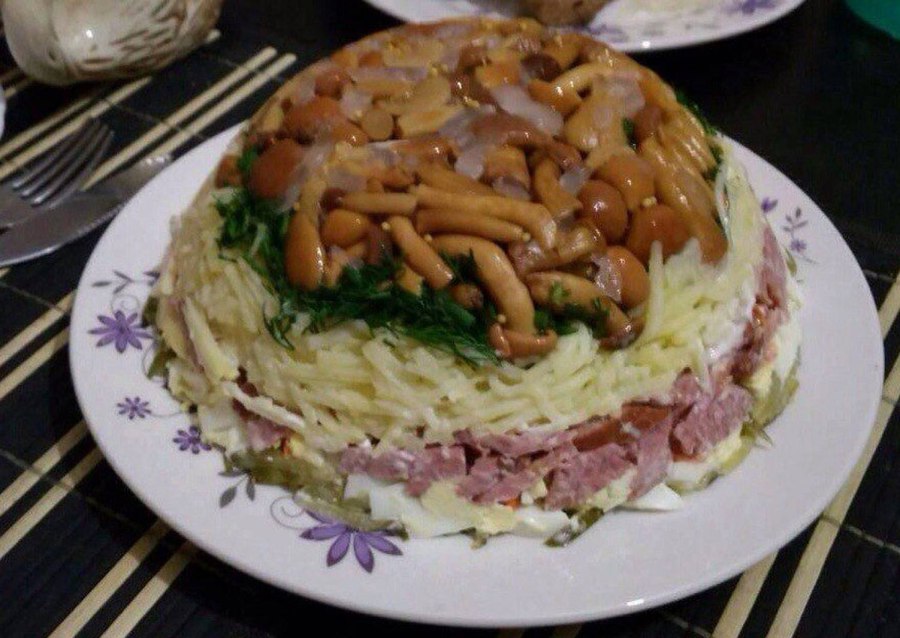 Салат Лесная Полянка с опятами и ветчиной