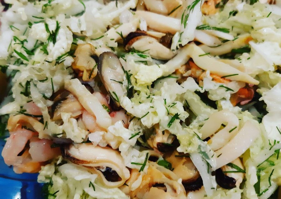Салат с морепродуктами и пекинской капустой