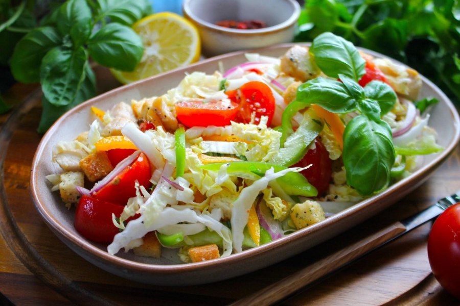 Салат с креветками и фасолью красной