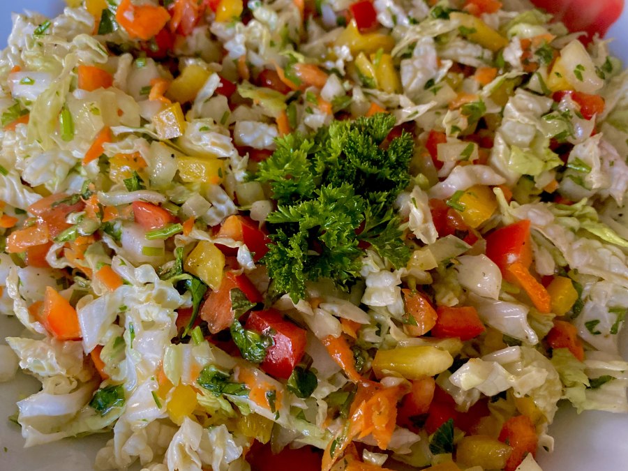 Салат с пекинской капустой, курицей и кальмарами