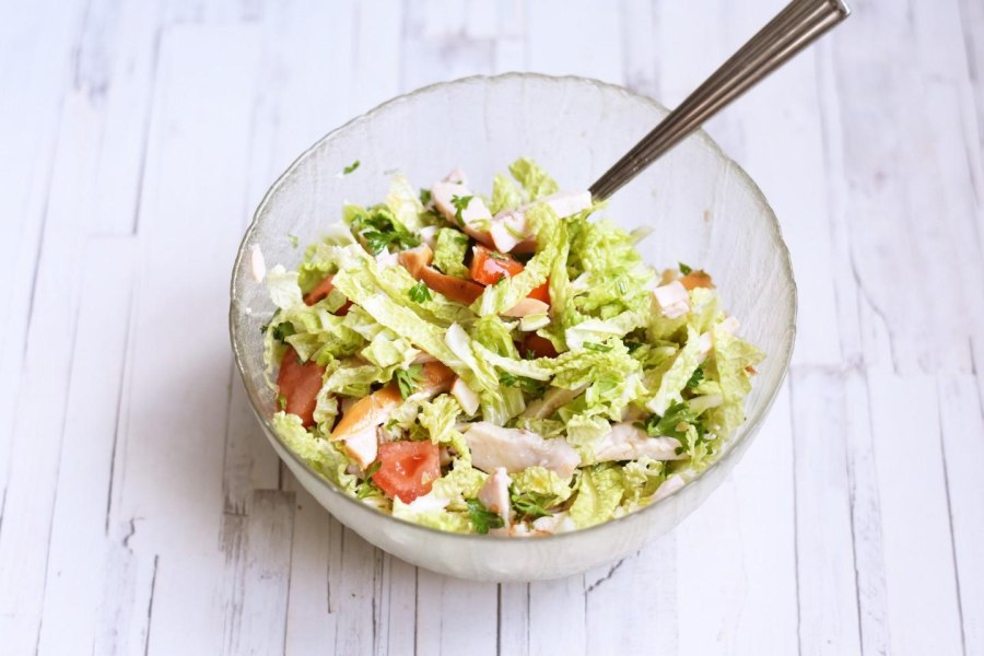 Салат с пекинской капустой помидором и огурцом