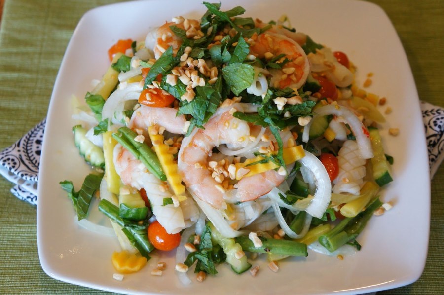 Салат с креветками и пекинской капустой