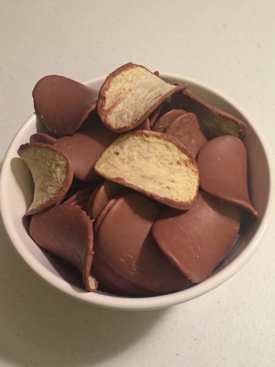 Чипсы и шоколад фото