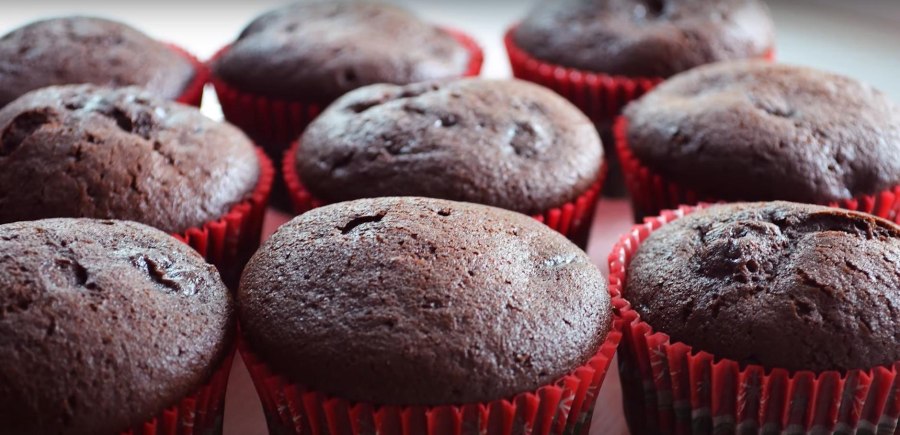 Шоколадные маффины с вишней рецепт