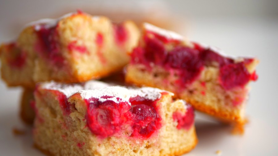 Творожный кекс с вишней