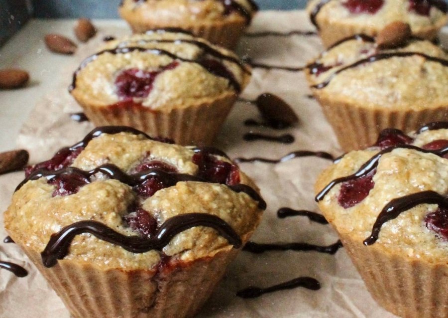 Кексы без яиц с вишней