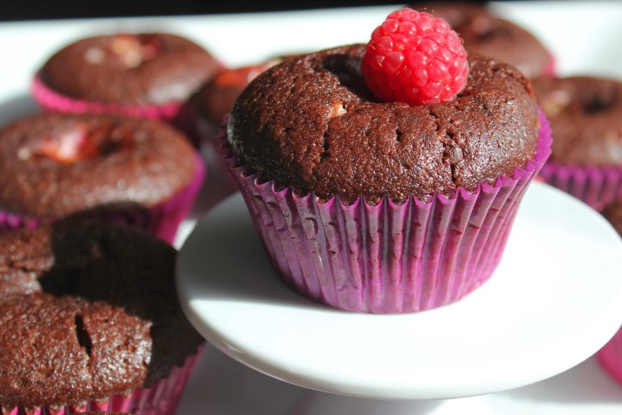Шоколадные маффины с черешней