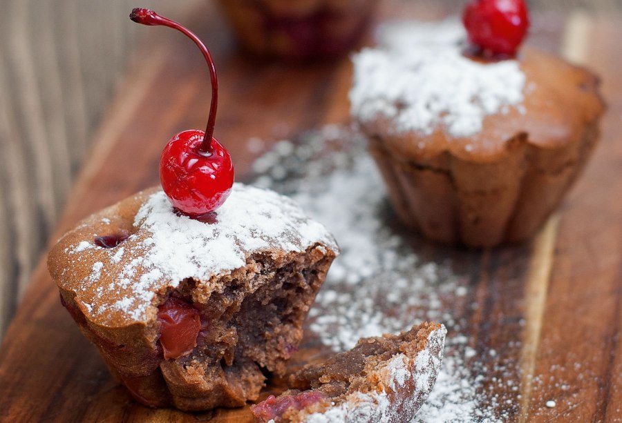 Кекс с яблоками и вишней