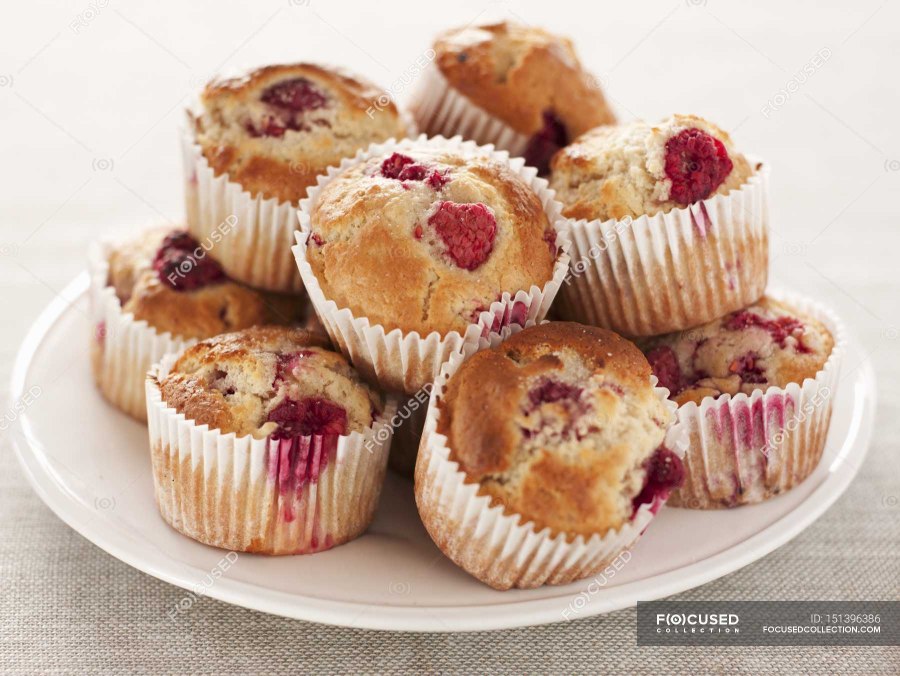 Шоколадный кекс с вишней