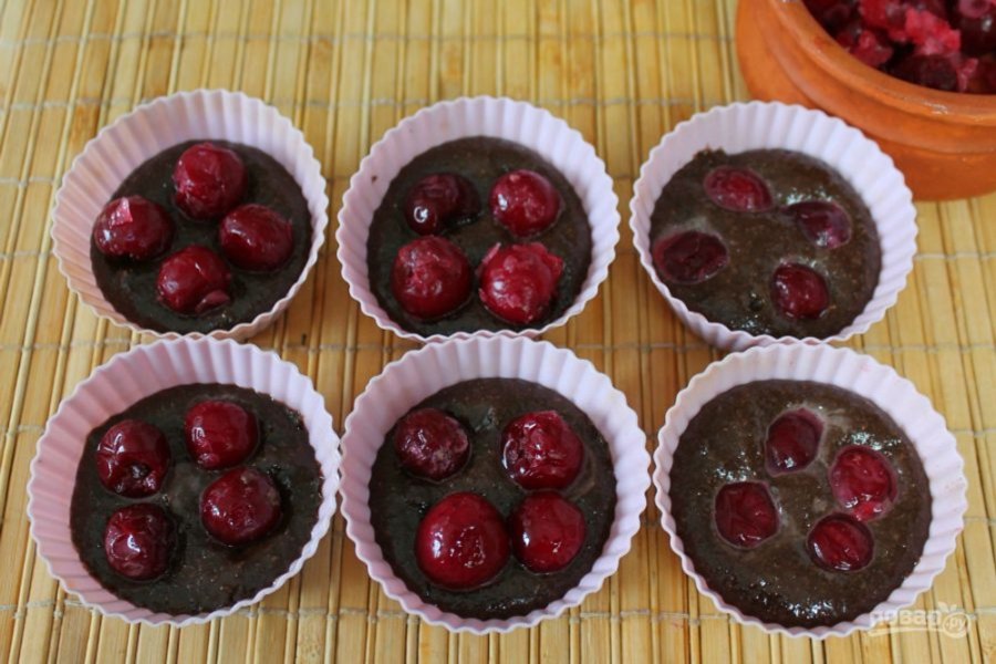 Шоколадные маффины с вишней