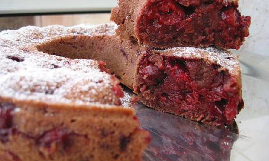 Вишневый шоколадный кекс