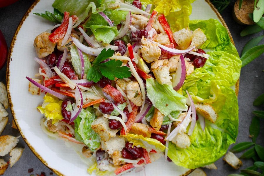 Салат с фасолью и сыром