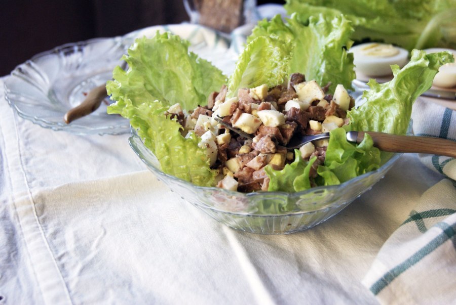 Салат из печени трески с листьями салата