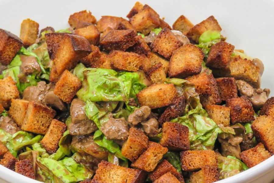 Салат из печени с сухариками