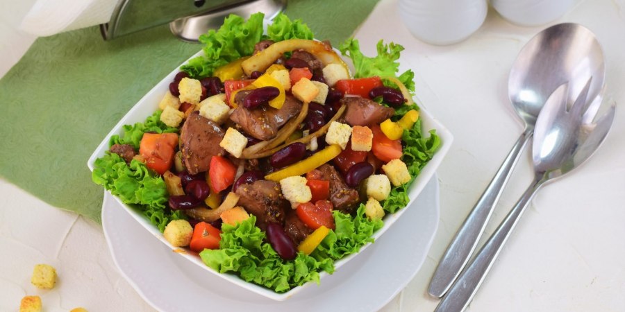 Салат с куриной печенью и фасолью