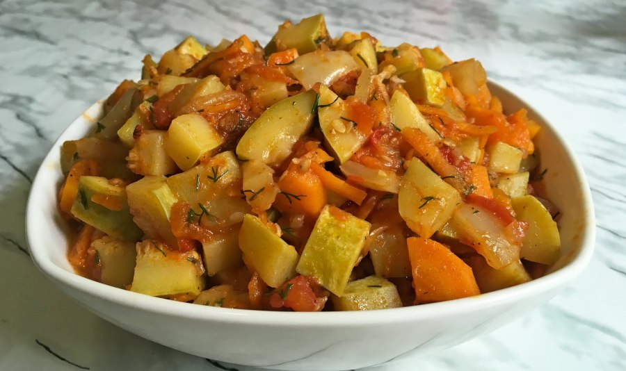 Тушёные кабачки с овощами