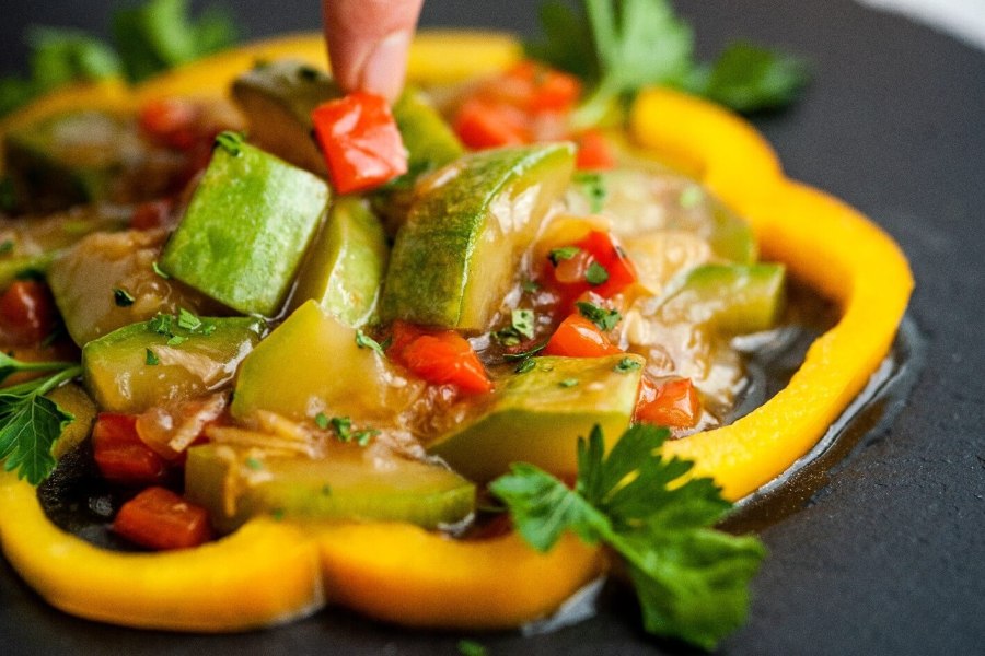 Рагу из баклажанов с овощами на сковороде