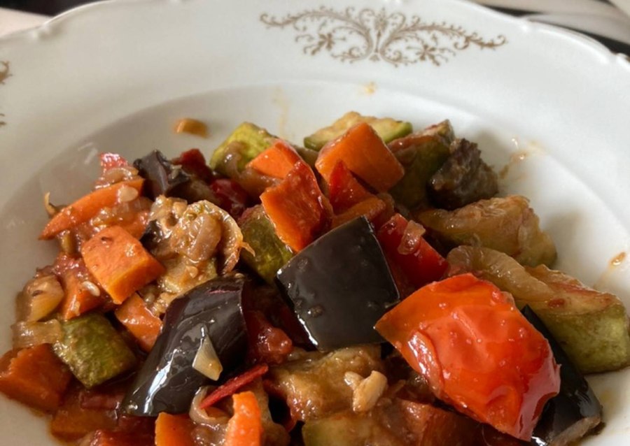 Кабачки с овощами на сковороде