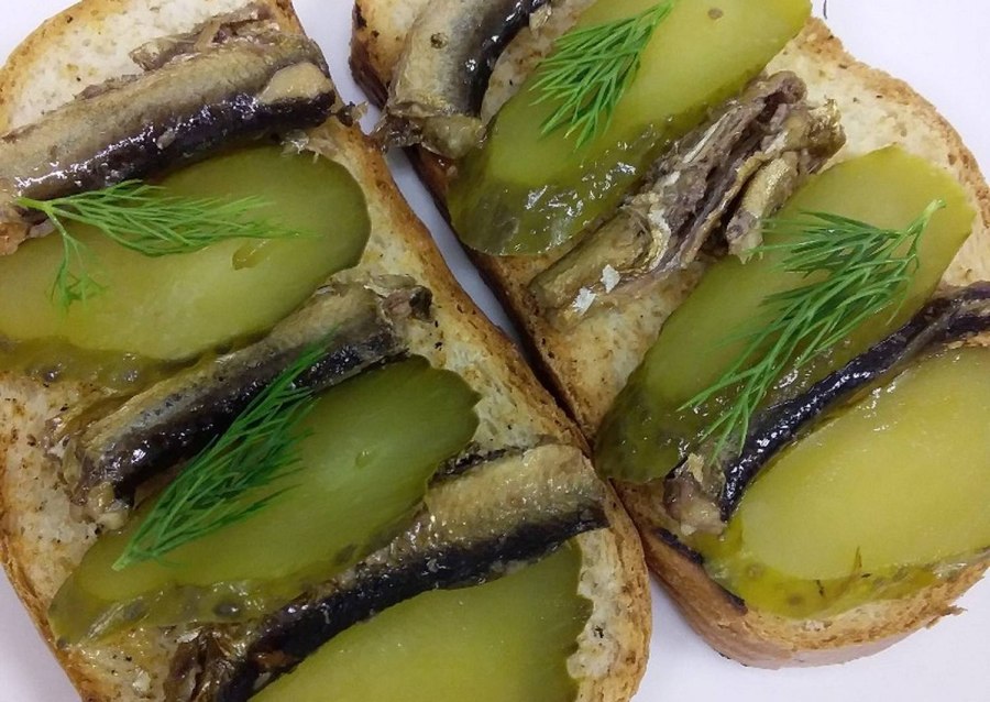 Тартинки со шпротами