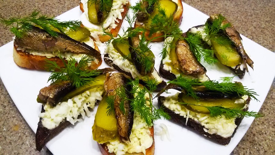 Бутерброды со шпротами и красной рыбой