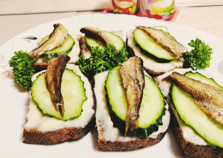 Гренки со шпротами и чесноком