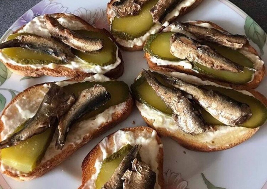 Брускетты со шпротами