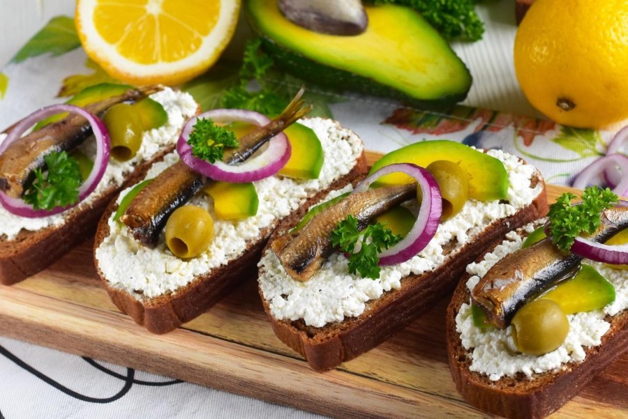 Бутерброды с авокадо и шротами