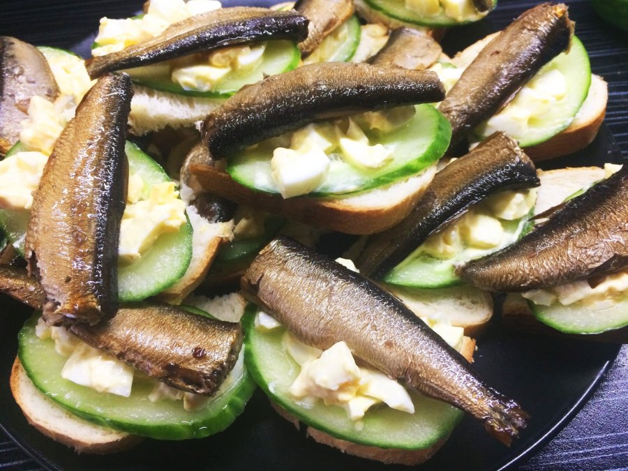 Бутерброды гренки со шпротами