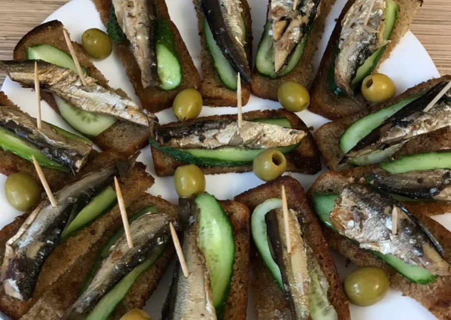 Гренки со шпротами и огурцом