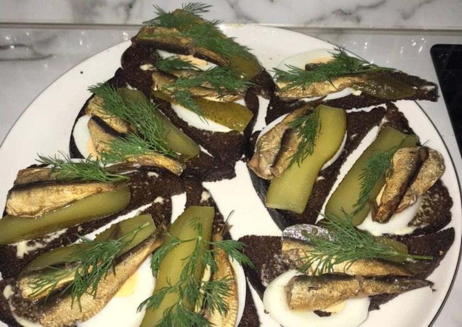 Бутерброды со шпротами и яйцом