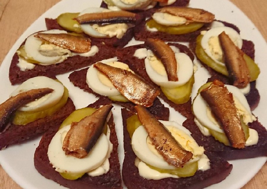 Бутерброды со шпротами и яйцом