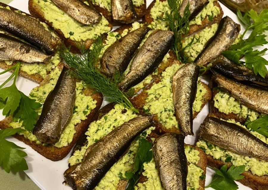 Тартинки со шпротами