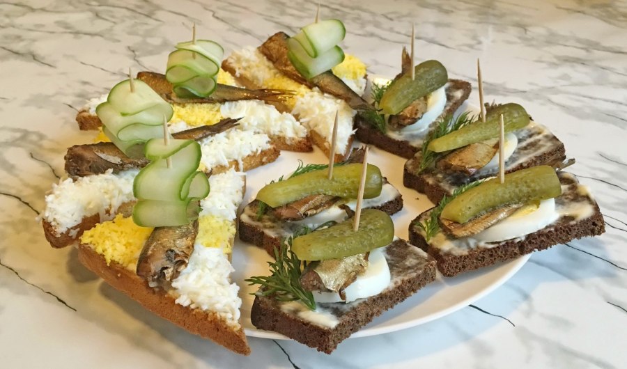 Бутерброды со шпротами и чесноком