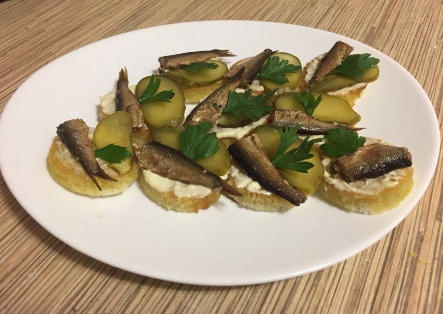 Бутерброды со шпротами и соленым огурцом и яйцом