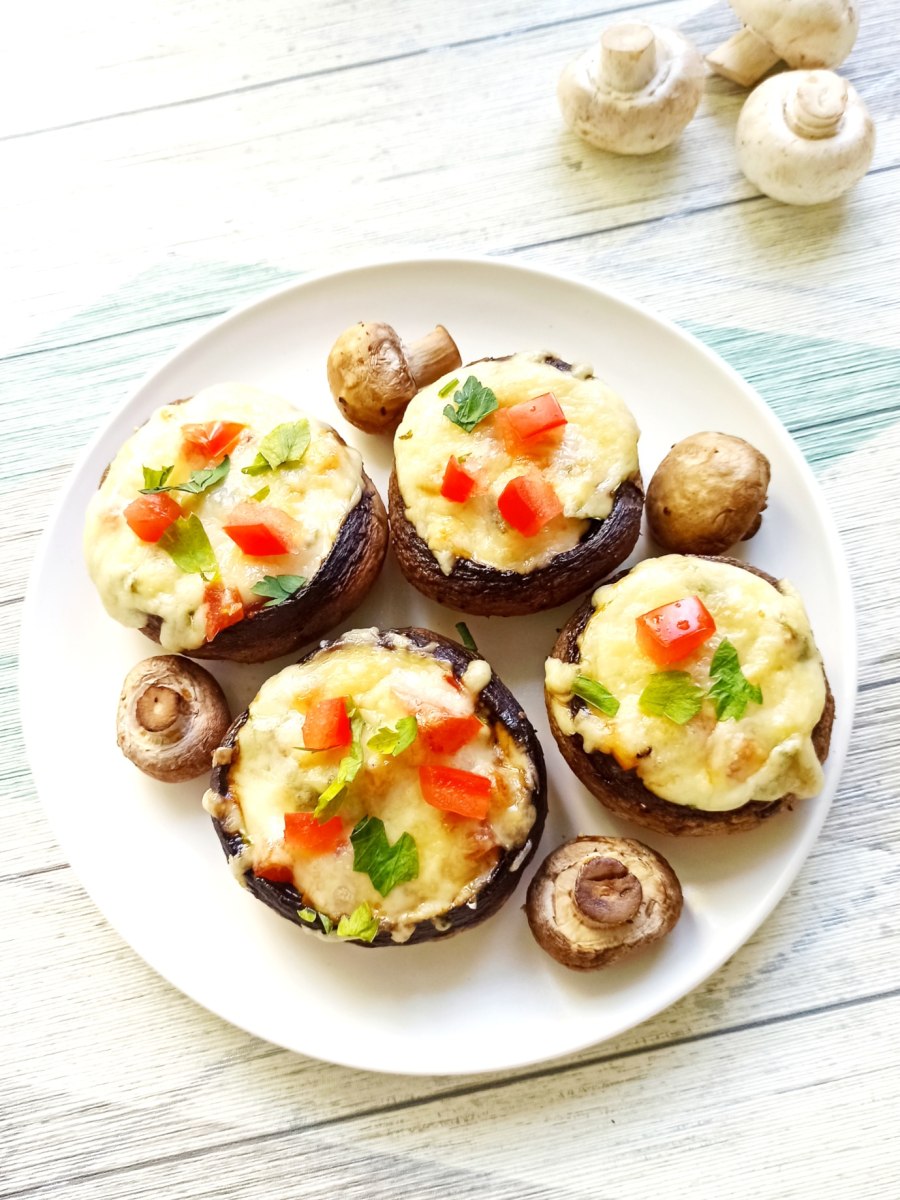 Шампиньоны фаршированные курицей и сыром