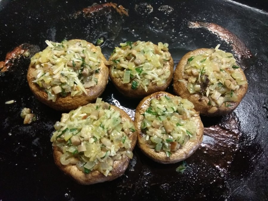 Шампиньоны фаршированные икрой минтая